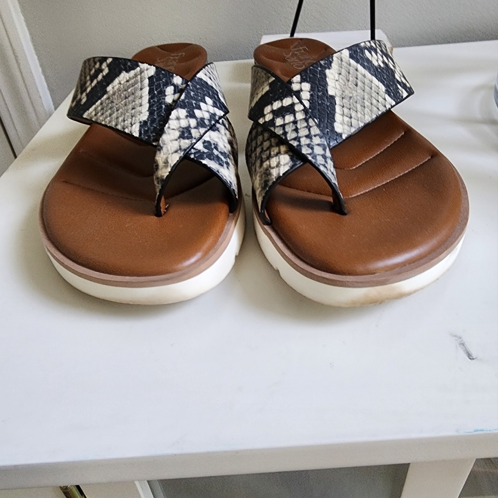 Franco Sarto Slide Sandals With Toe Loop Women's Size 8.5 M, Multi Snake Pattern - Picture 2 of 7